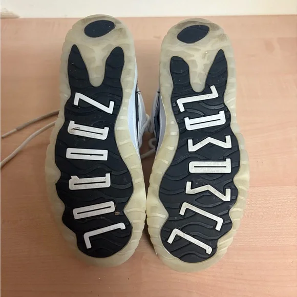 Kids Black and white Jordan's - Picture 4 of 7